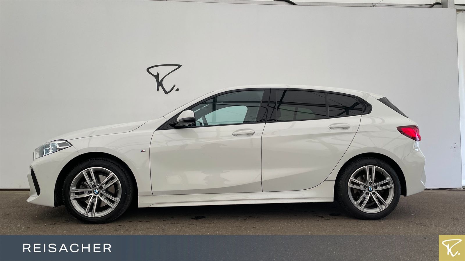 BMW 118 2023 г. Белый, пробег 52746 км