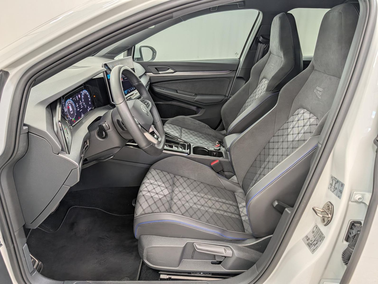 Volkswagen Golf 2025 г. Белый, пробег 58150 км