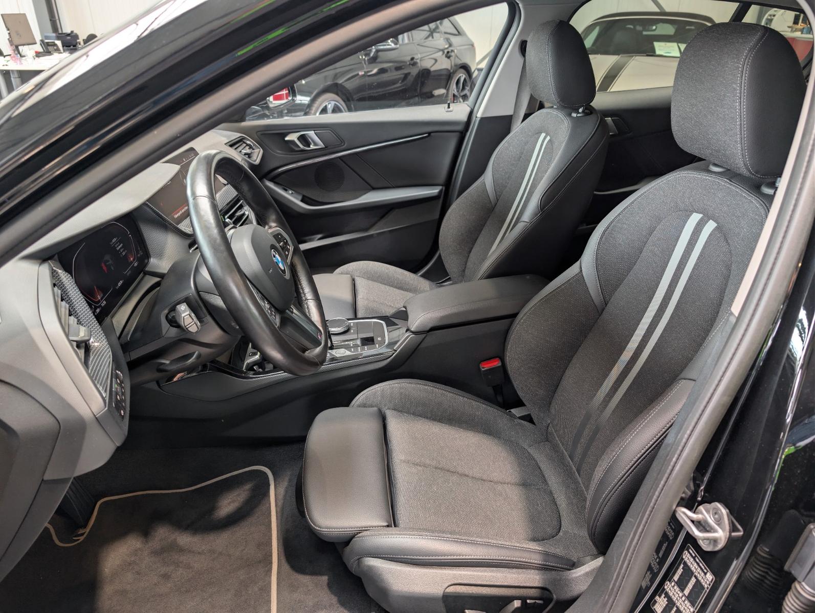 BMW 118 2023 г. Чёрный, пробег 43000 км