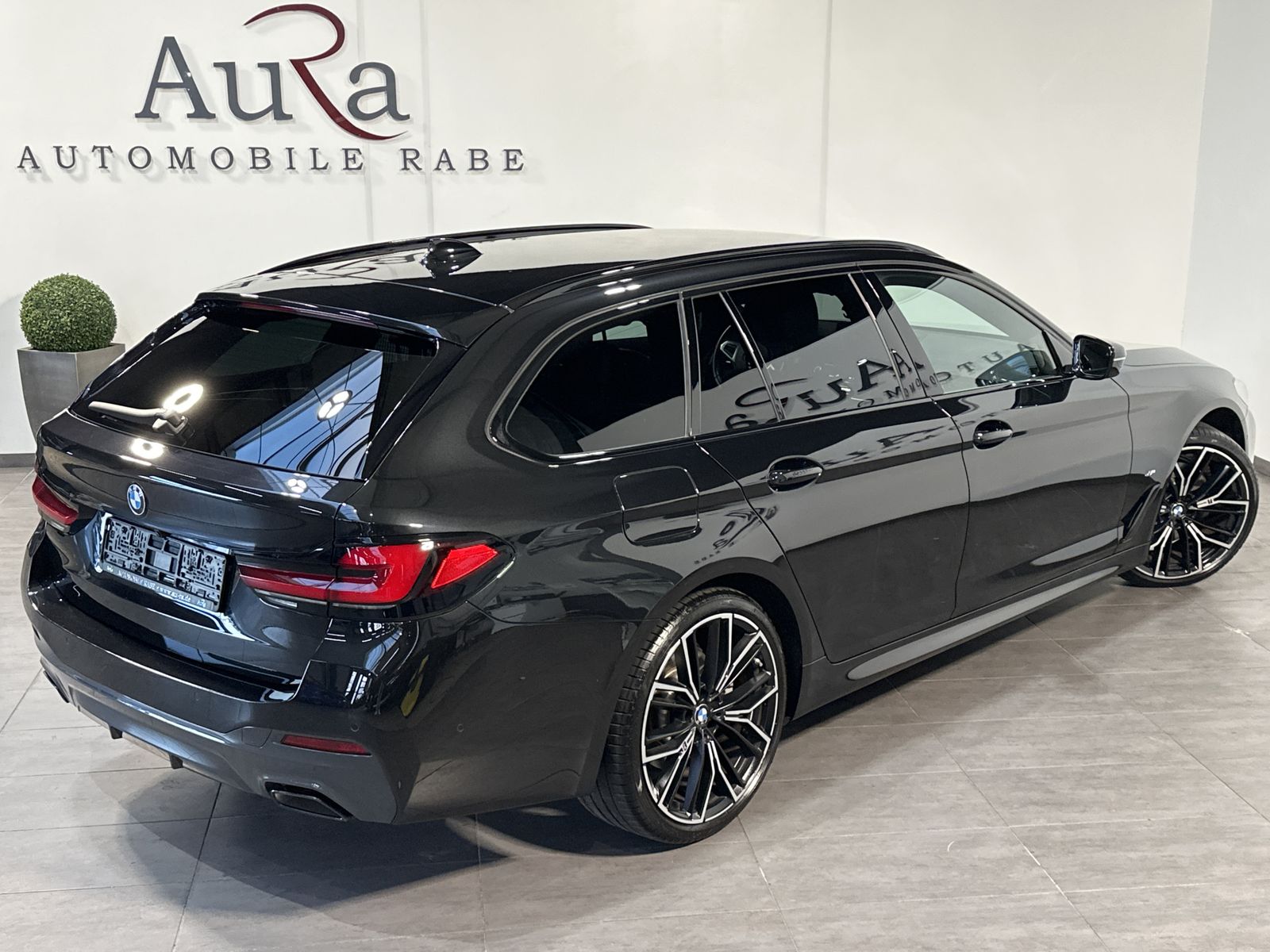 BMW 530 2022 г. Чёрный, пробег 49750 км