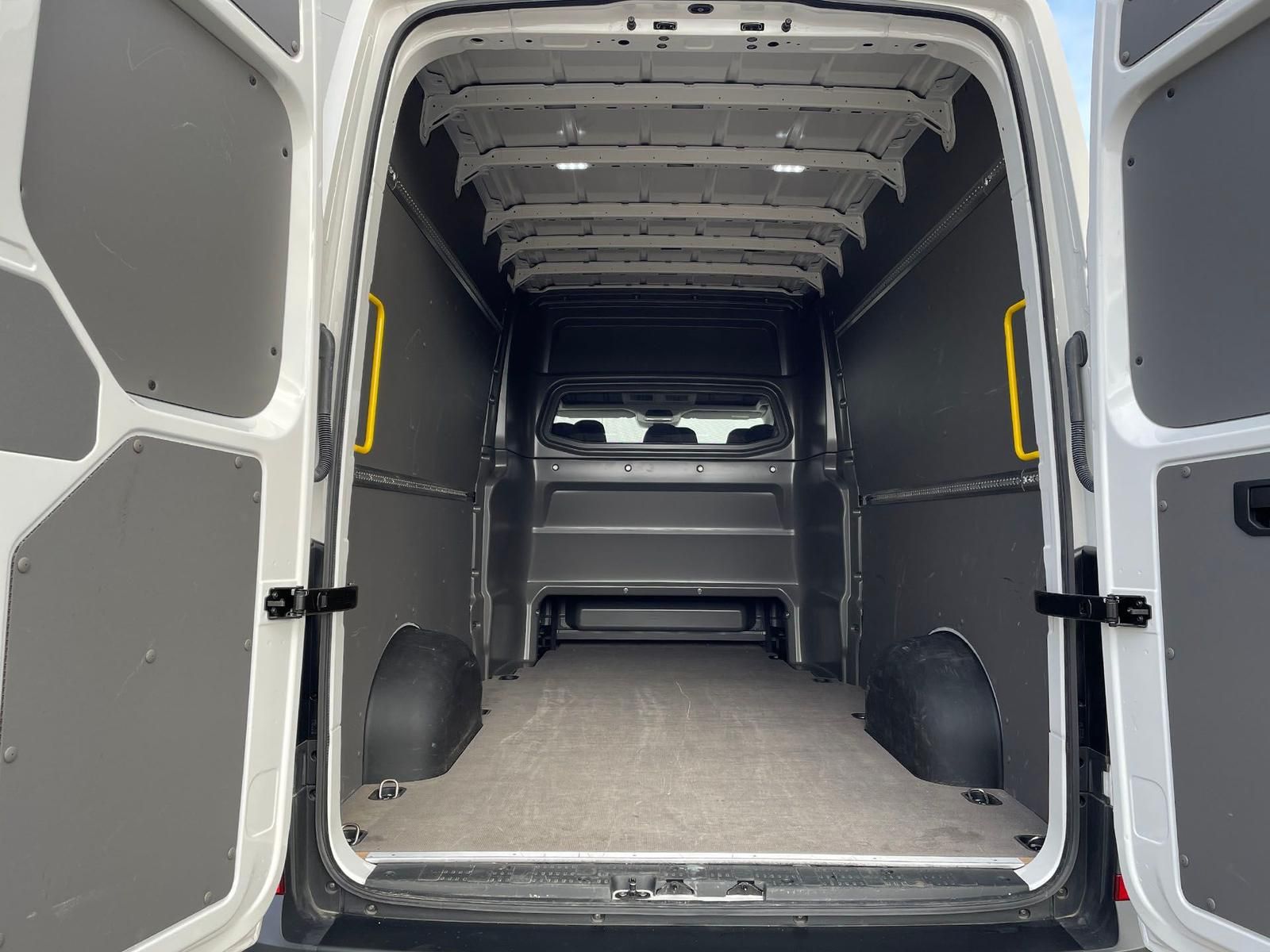 Volkswagen CRAFTER 2025 г. Белый, пробег 35000 км