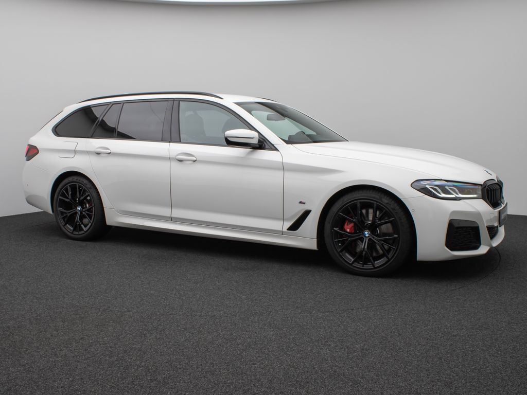 BMW 540 2022 г. Белый, пробег 49998 км