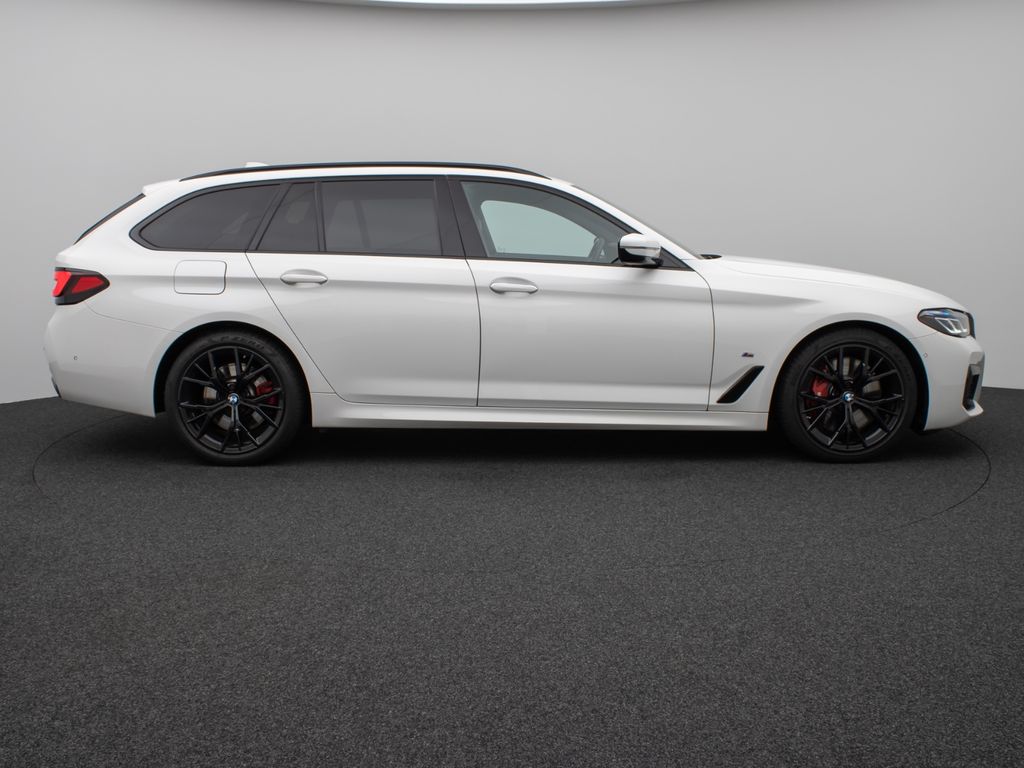BMW 540 2022 г. Белый, пробег 49998 км