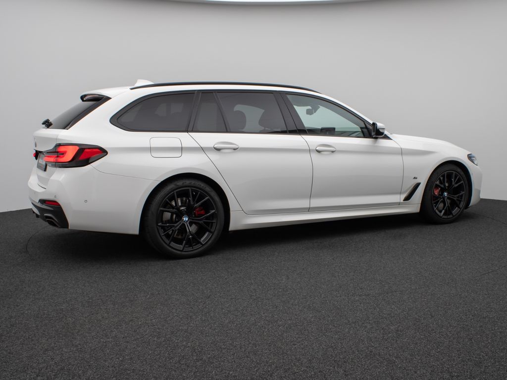 BMW 540 2022 г. Белый, пробег 49998 км