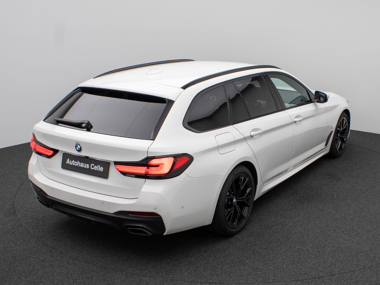 BMW 540 2022 г. Белый, пробег 49998 км