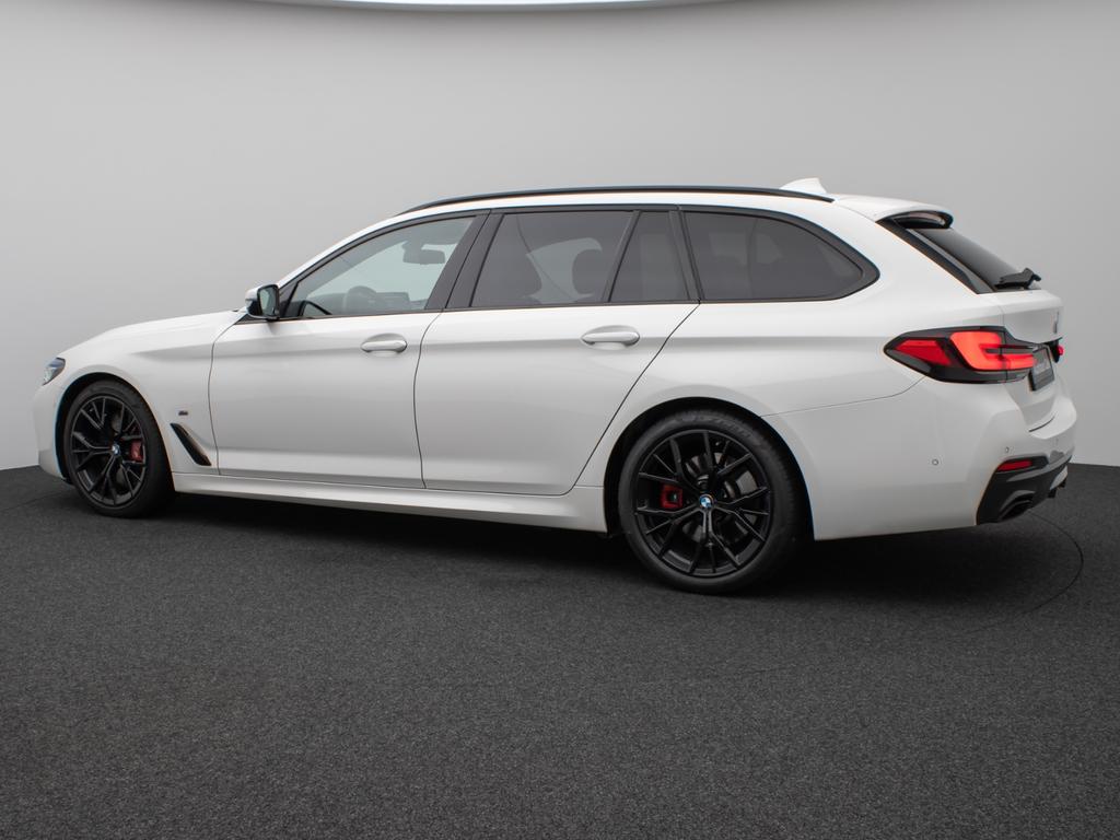 BMW 540 2022 г. Белый, пробег 49998 км