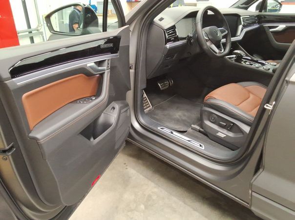 Volkswagen Touareg 2025 г. Серый, пробег 13600 км