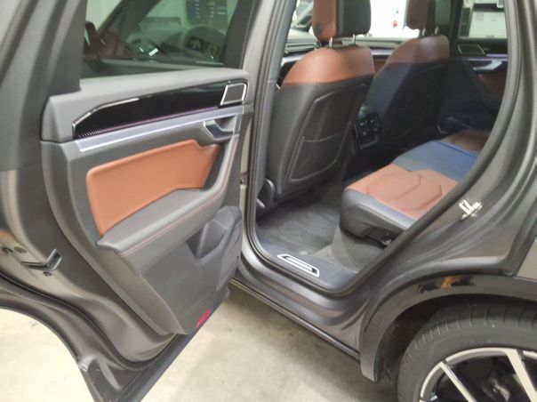Volkswagen Touareg 2025 г. Серый, пробег 13600 км
