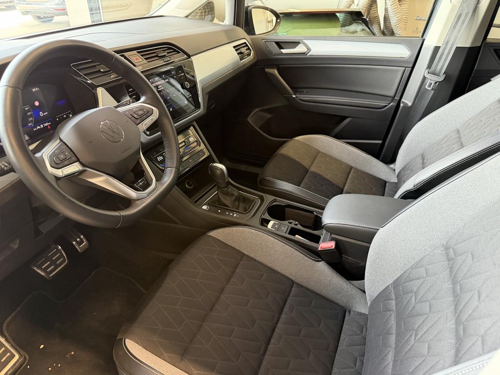 Volkswagen Touran 2026 г. Чёрный, пробег 27564 км