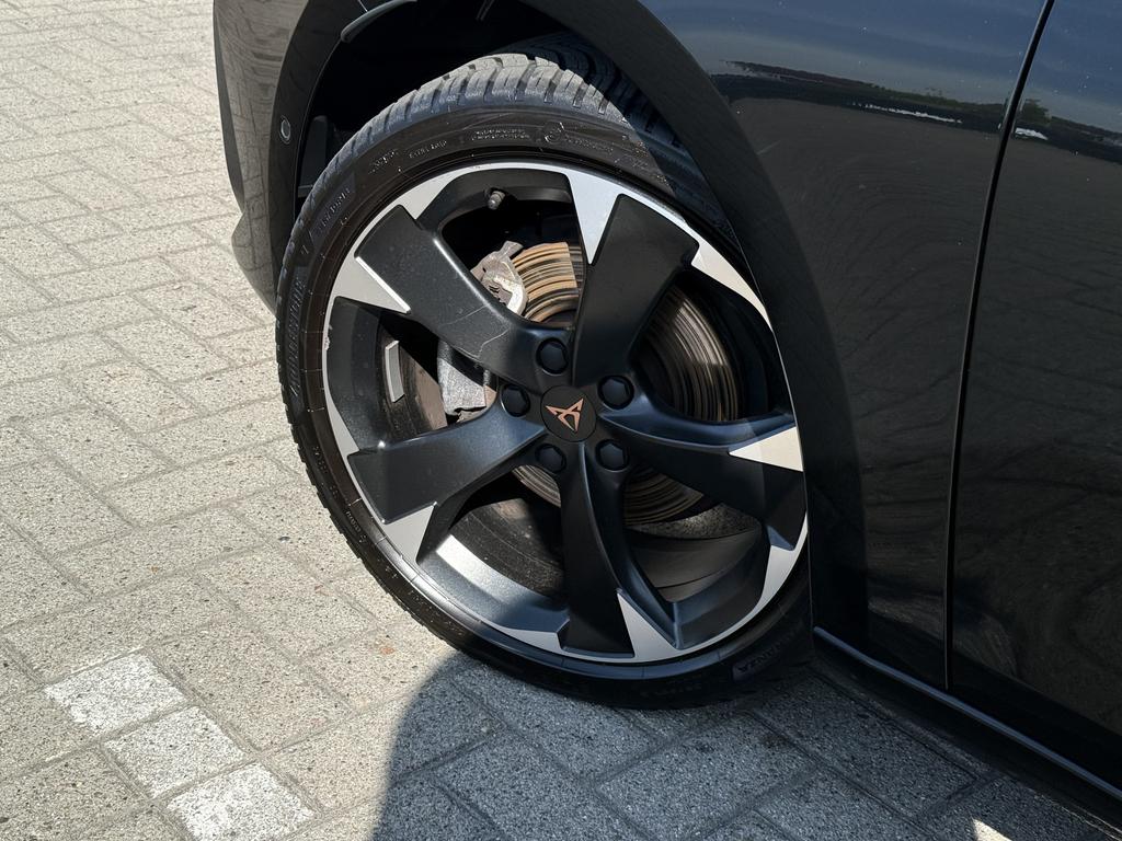 Cupra Leon 2025 г. Чёрный, пробег 27738 км