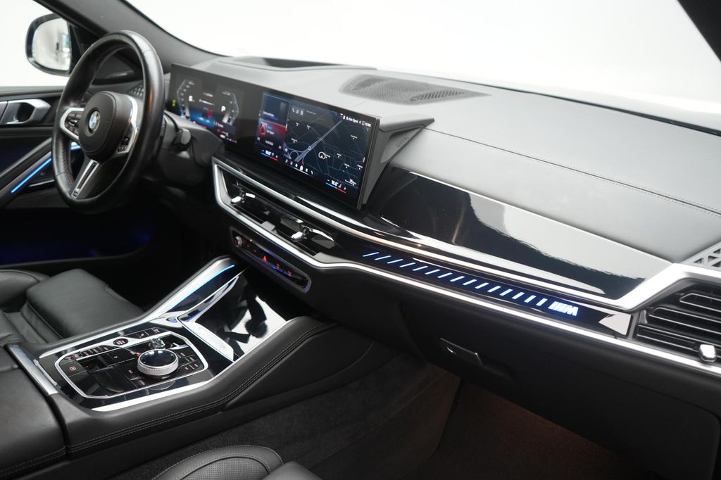 BMW X6 M60 2023 г. Чёрный, пробег 43000 км