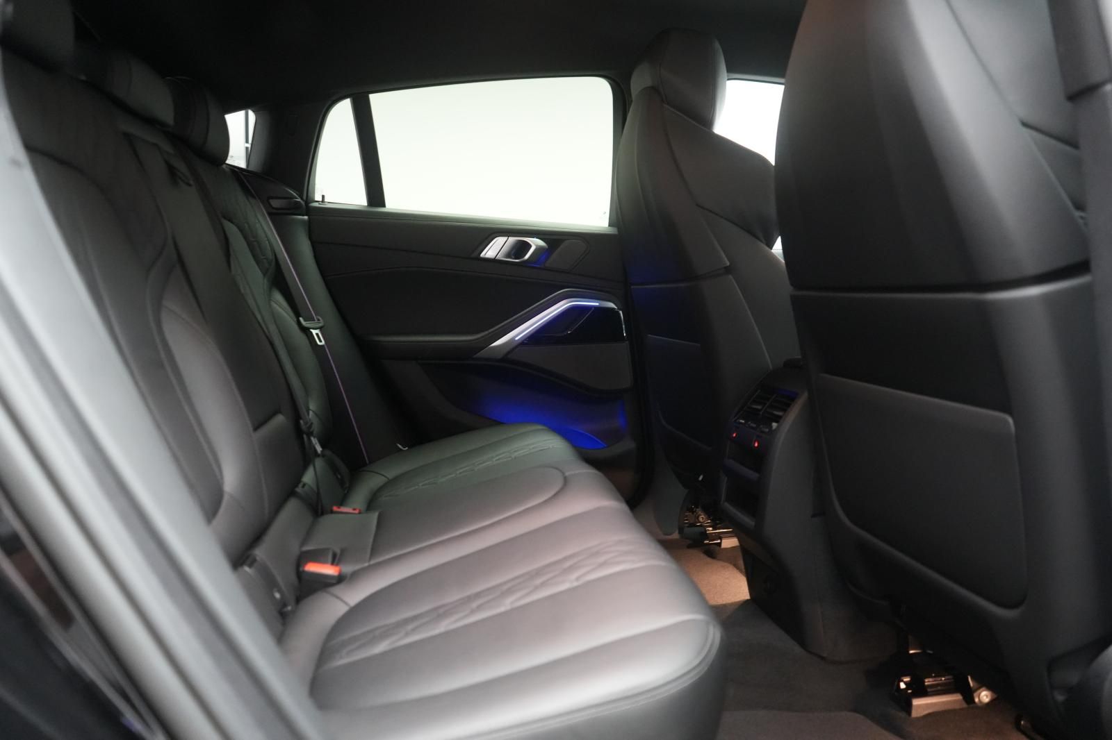 BMW X6 M60 2023 г. Чёрный, пробег 43000 км