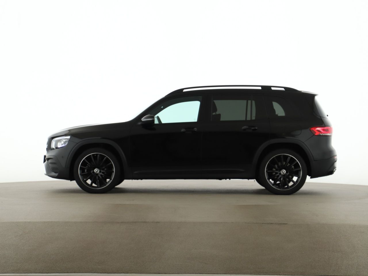 Mercedes-Benz GLB 200 2023 г. Чёрный, пробег 48449 км