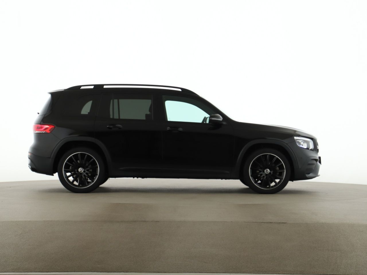Mercedes-Benz GLB 200 2023 г. Чёрный, пробег 48449 км