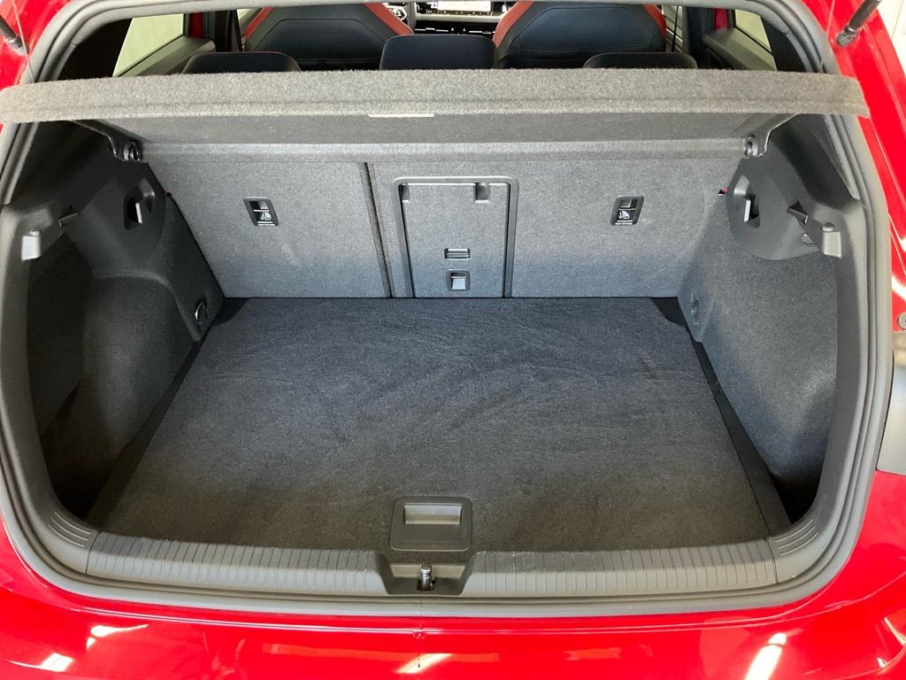 Volkswagen Golf 2023 г. Красный, пробег 30730 км