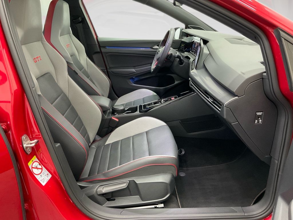 Volkswagen Golf 2023 г. Красный, пробег 30730 км
