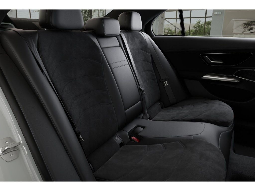 Mercedes-Benz E 220 2025 г. Белый, пробег 12158 км