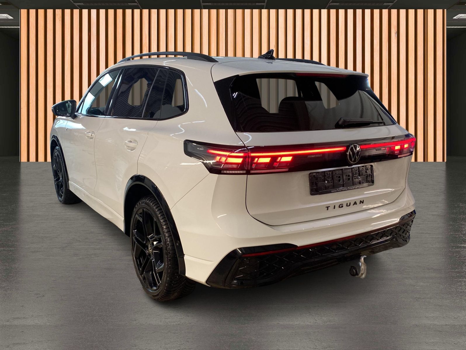 Volkswagen Tiguan 2025 г. Белый, пробег 26162 км