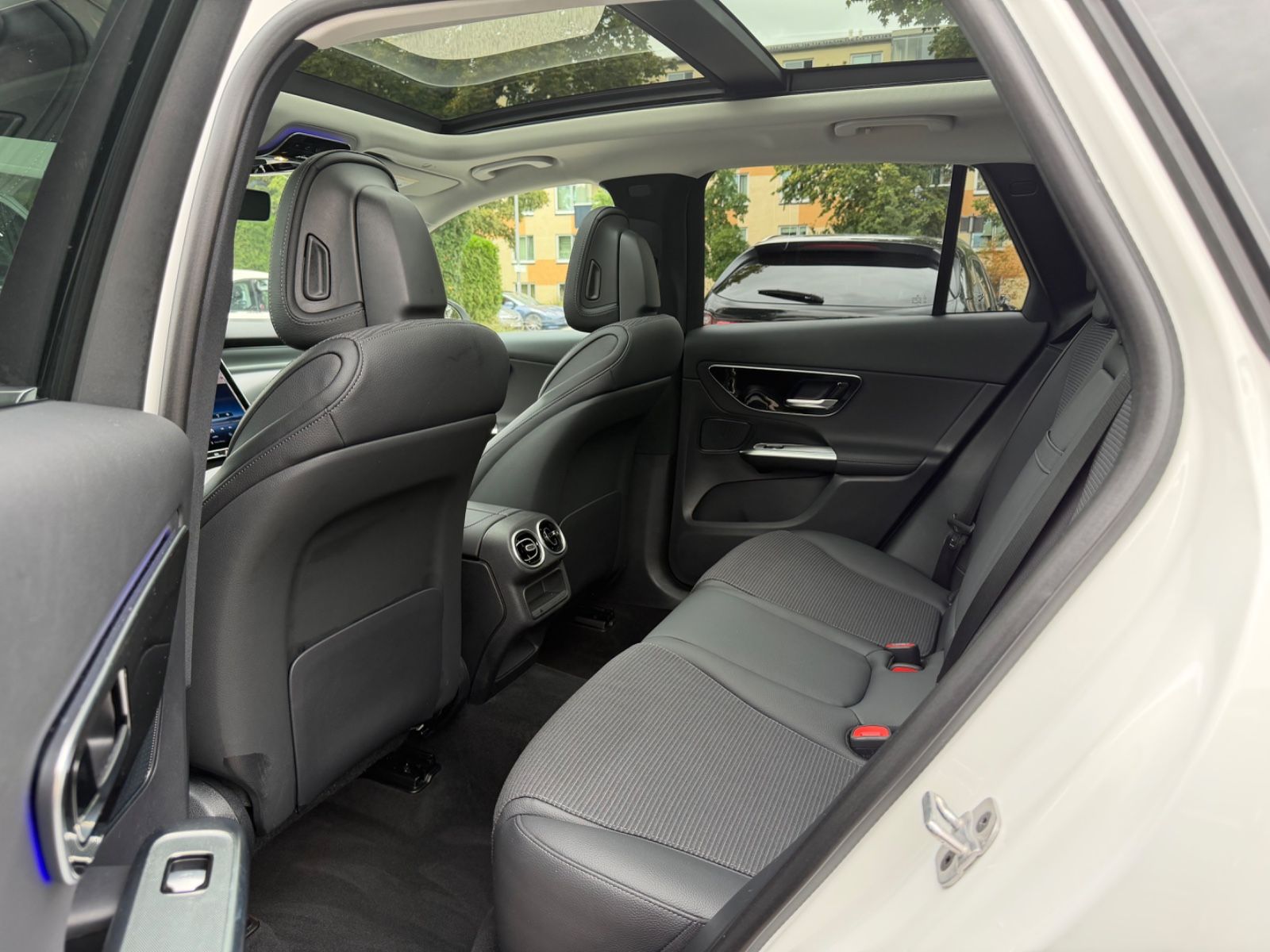 Mercedes-Benz GLC 200 2024 г. Белый, пробег 18480 км