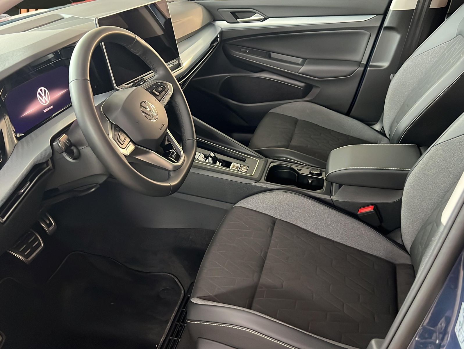 Volkswagen Golf 2025 г. Синий, пробег 27169 км