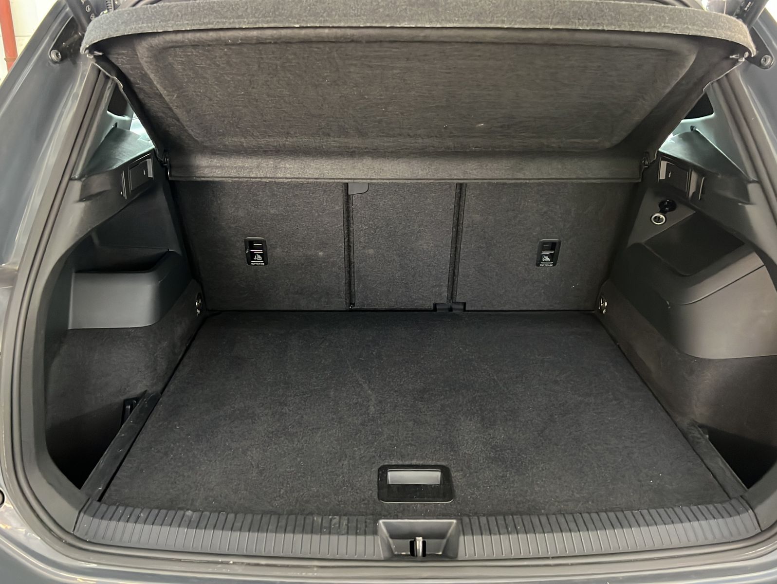 Volkswagen Tiguan 2025 г. Серый, пробег 21785 км