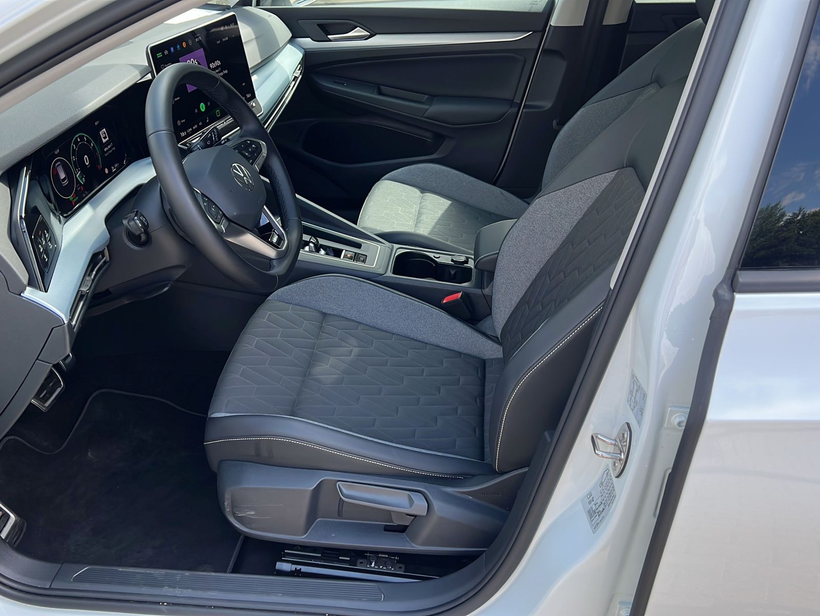 Volkswagen Golf 2025 г. Белый, пробег 25708 км