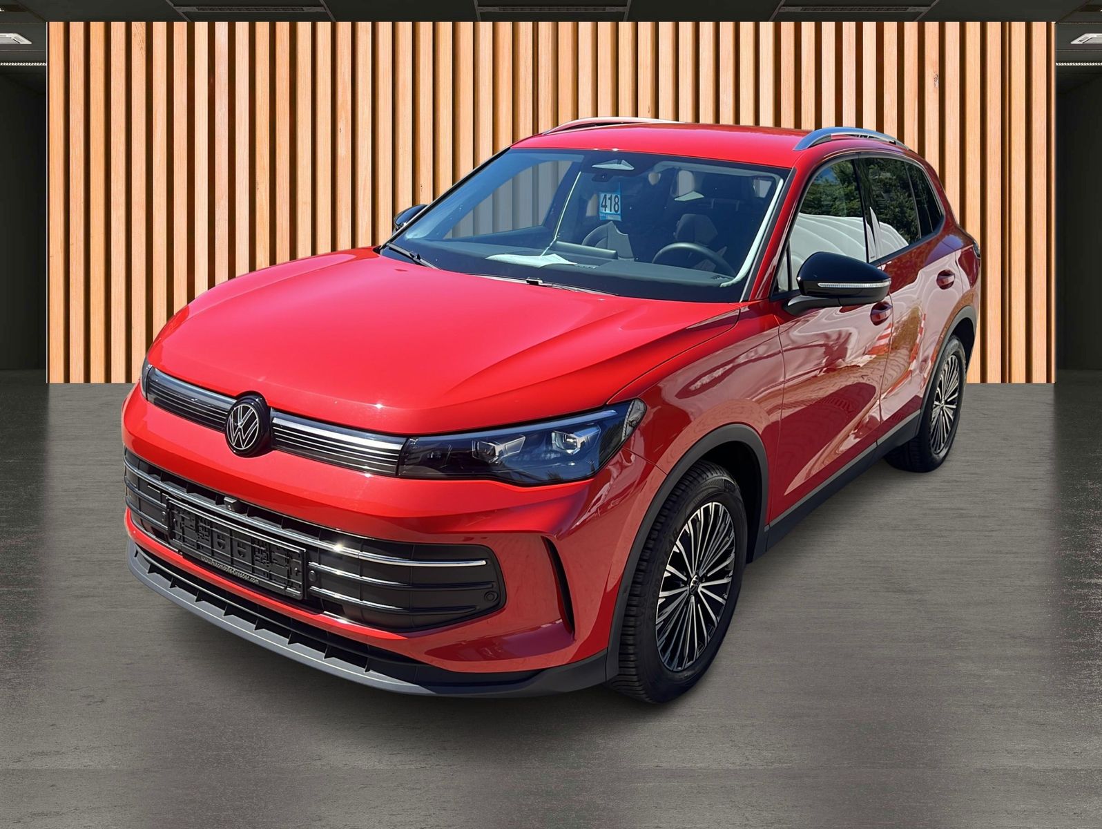 Volkswagen Tiguan 2025 г. Красный, пробег 25301 км