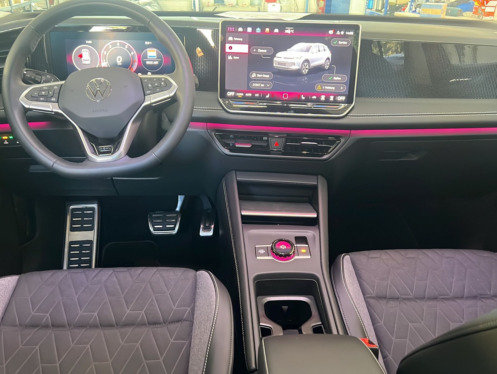 Volkswagen Tiguan 2025 г. Красный, пробег 25301 км