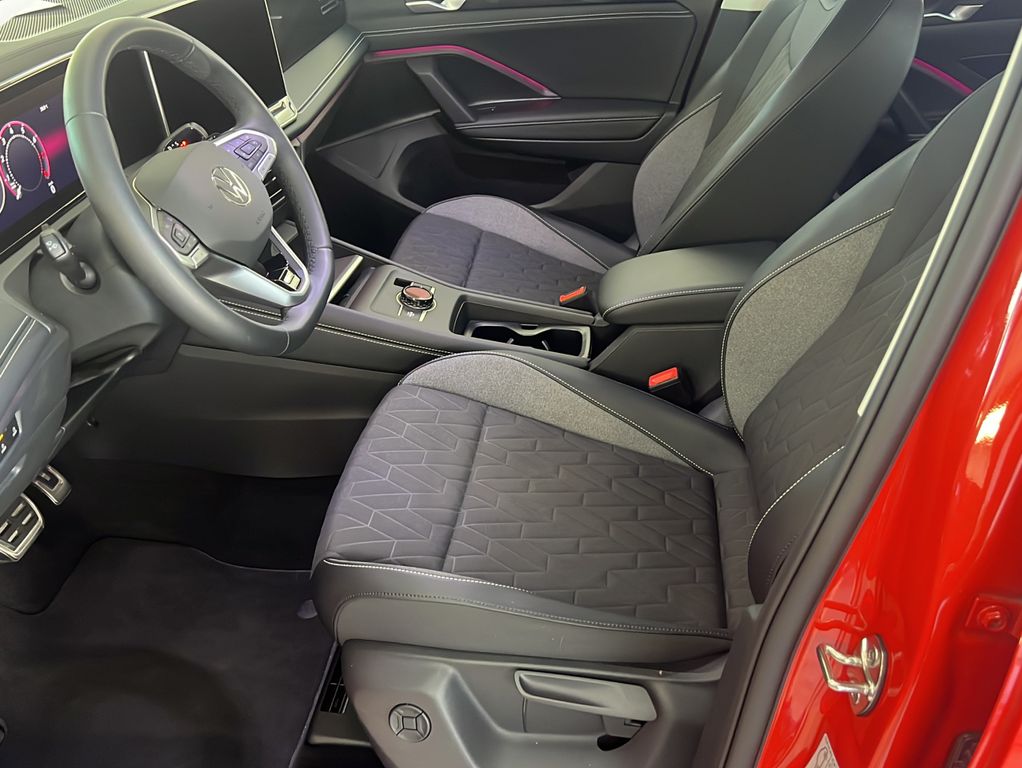 Volkswagen Tiguan 2025 г. Красный, пробег 25301 км