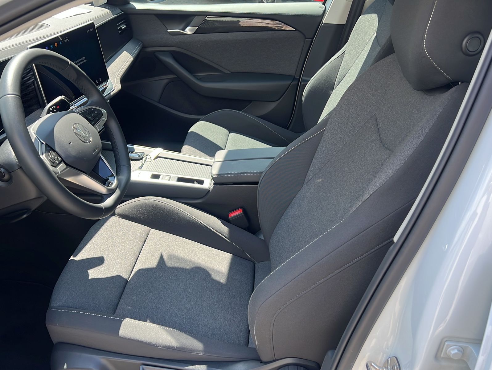 Volkswagen PASSAT VARIANT 2025 г. Белый, пробег 33779 км