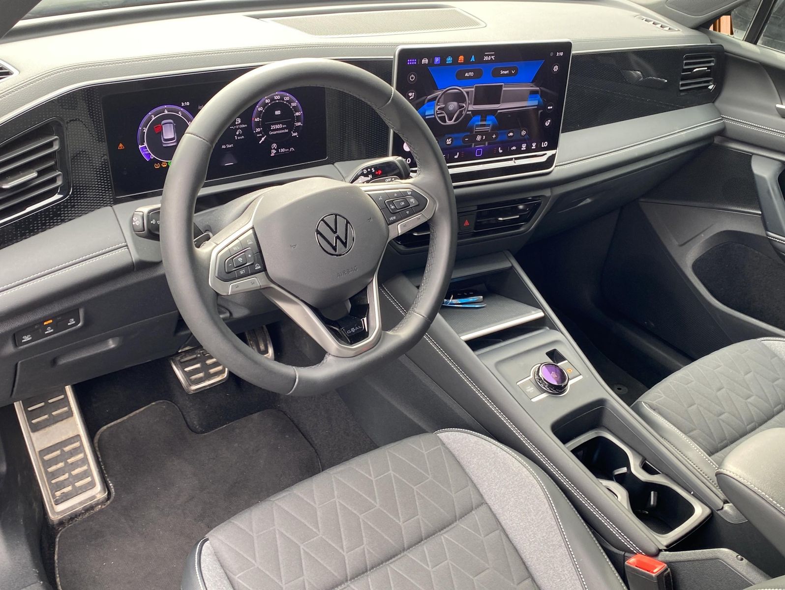 Volkswagen Tiguan 2025 г. Чёрный, пробег 25500 км