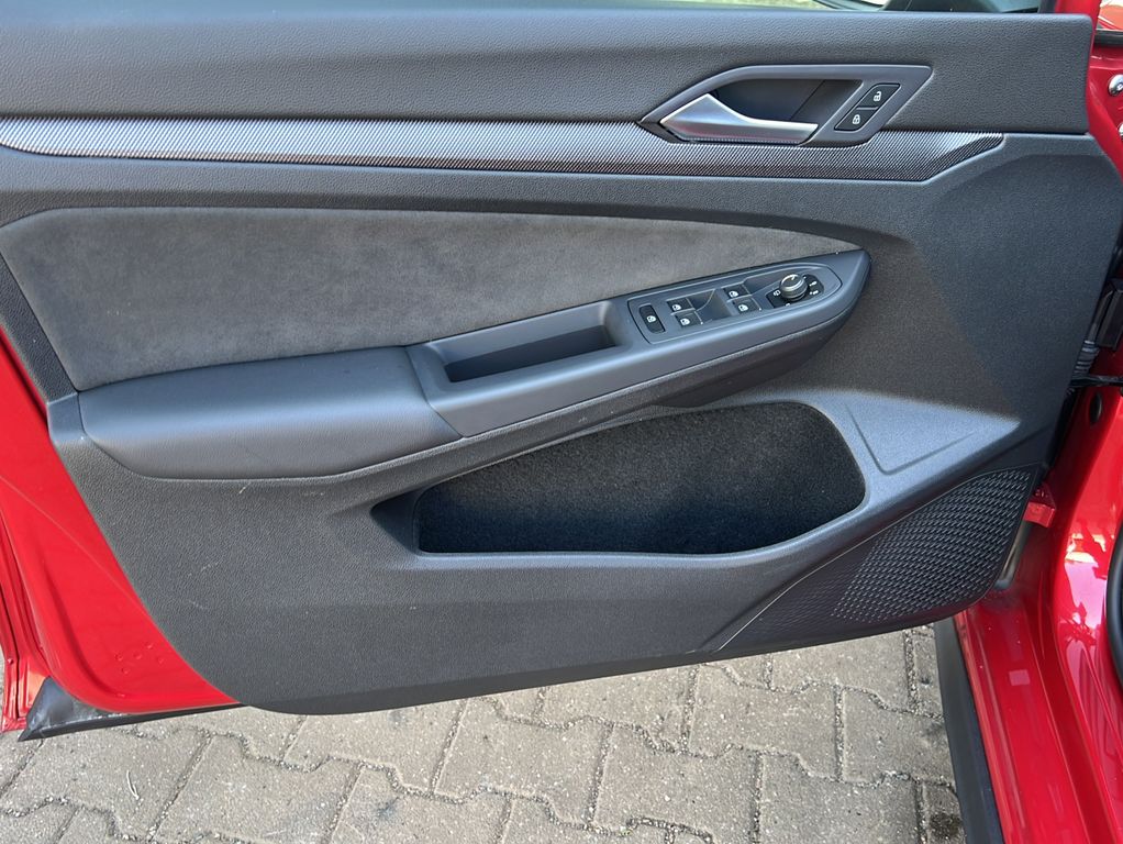 Volkswagen Golf 2024 г. Красный, пробег 19005 км