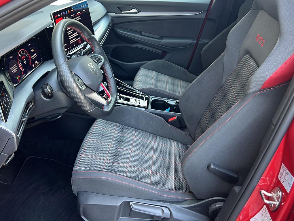 Volkswagen Golf 2024 г. Красный, пробег 19005 км