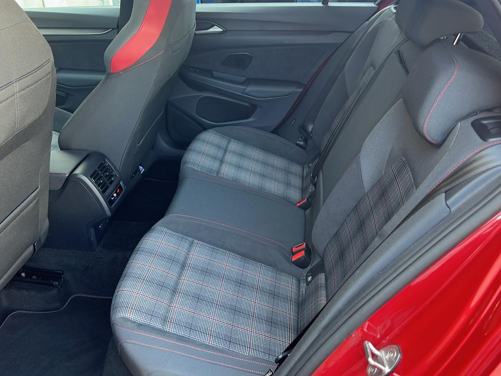 Volkswagen Golf 2024 г. Красный, пробег 19005 км