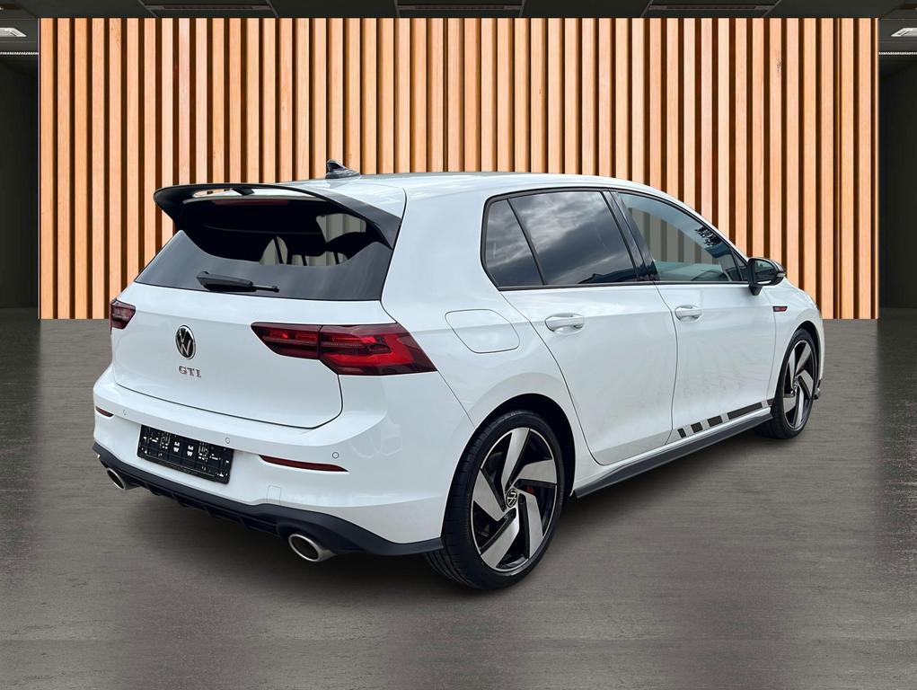Volkswagen Golf 2024 г. Белый, пробег 26817 км