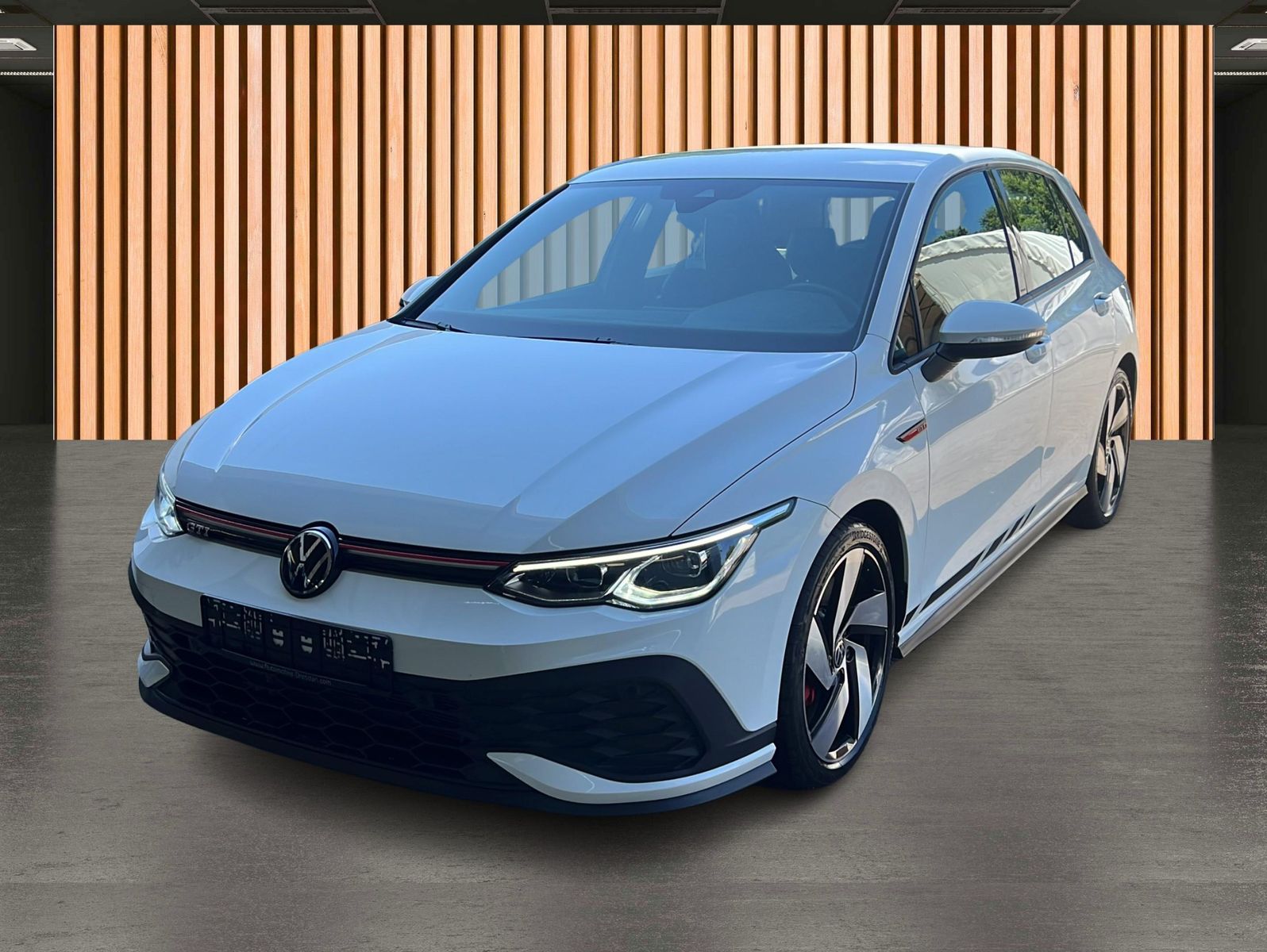 Volkswagen Golf 2024 г. Белый, пробег 29454 км