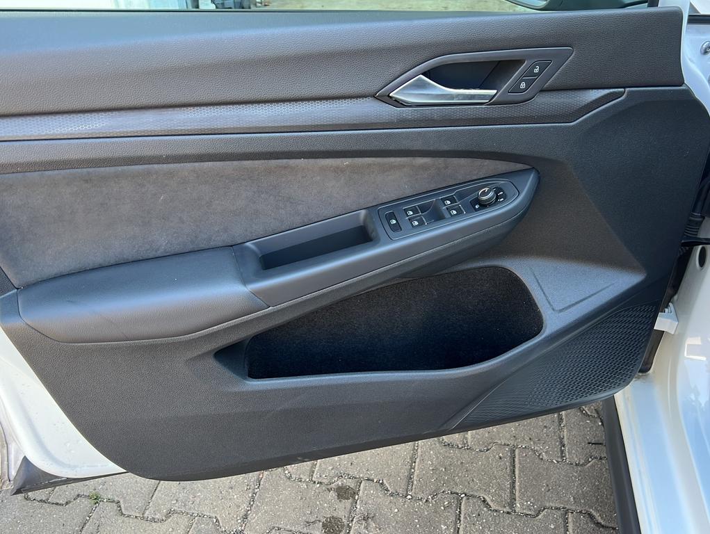 Volkswagen Golf 2024 г. Белый, пробег 29454 км