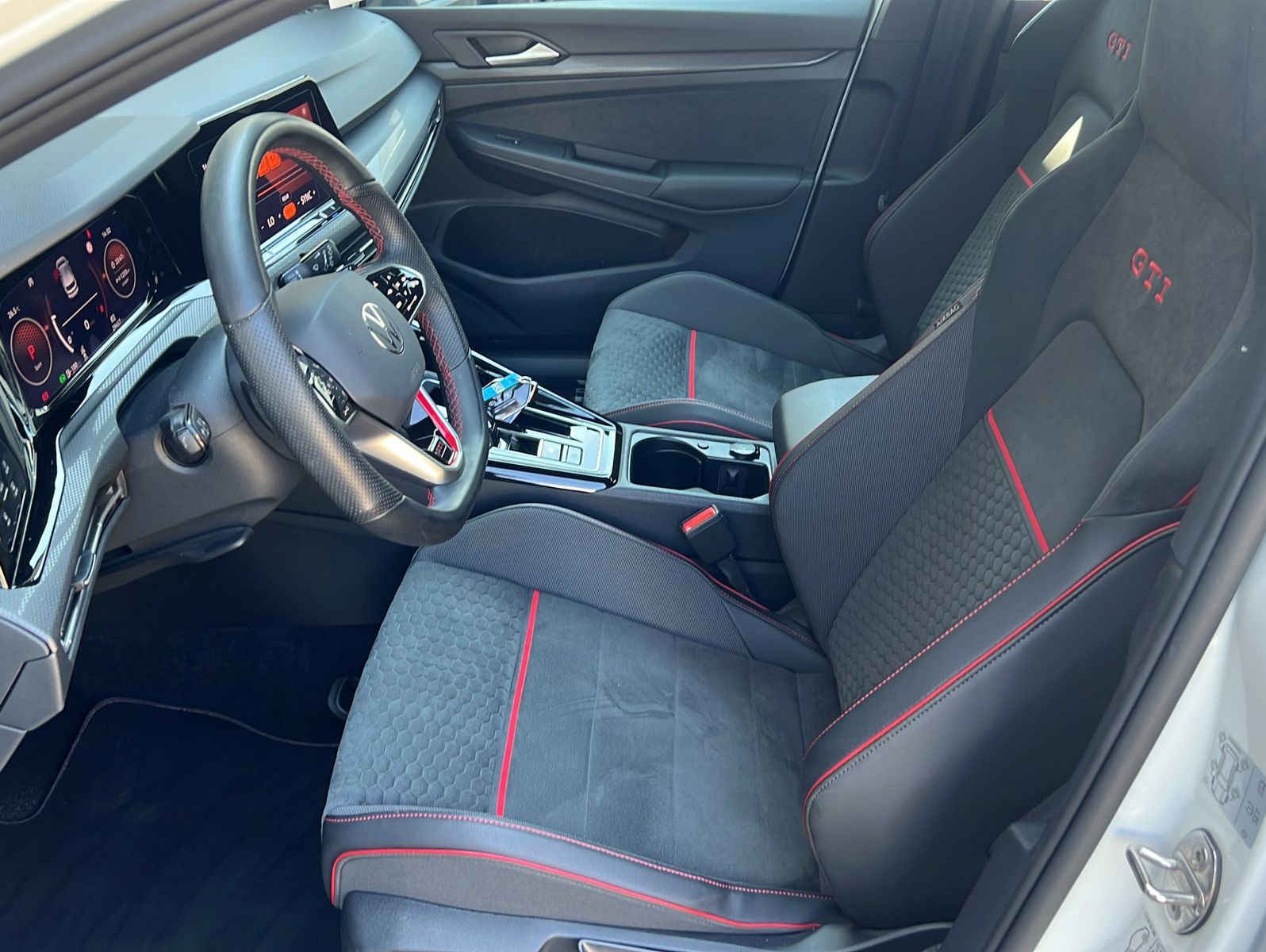Volkswagen Golf 2024 г. Белый, пробег 29454 км