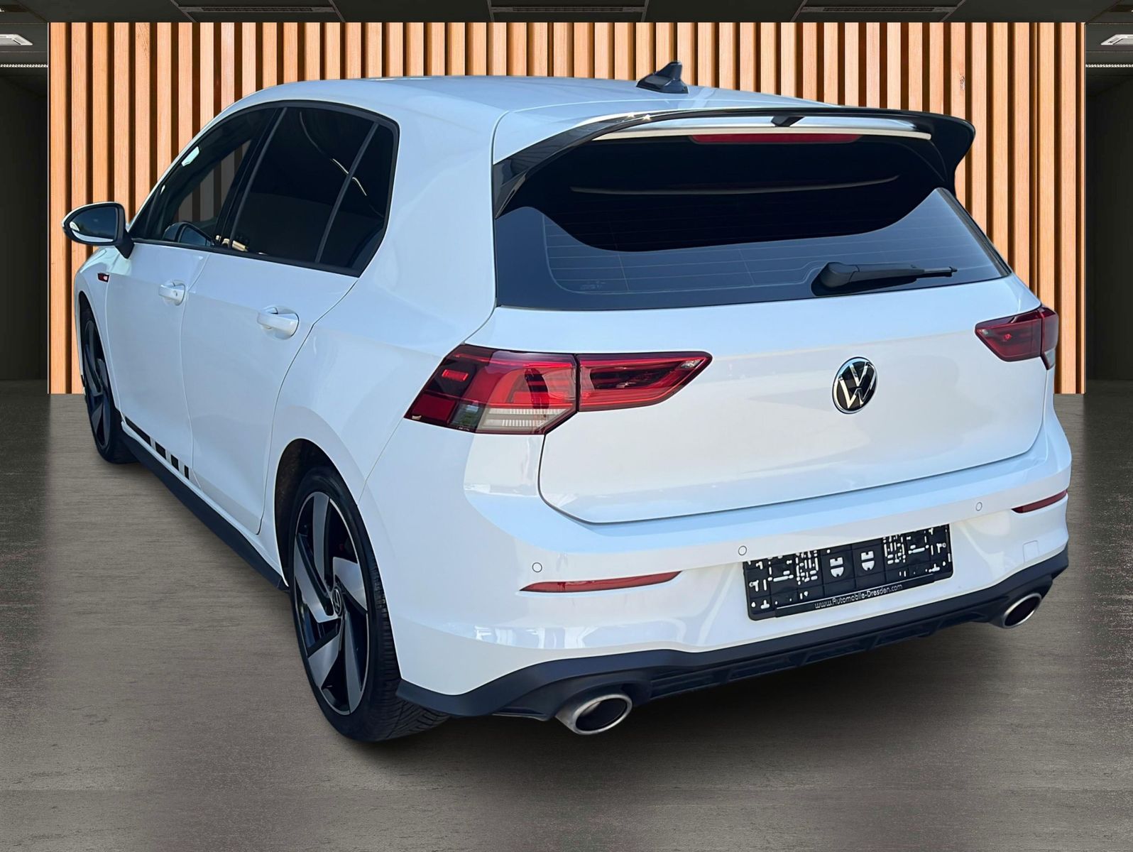Volkswagen Golf 2024 г. Белый, пробег 19920 км