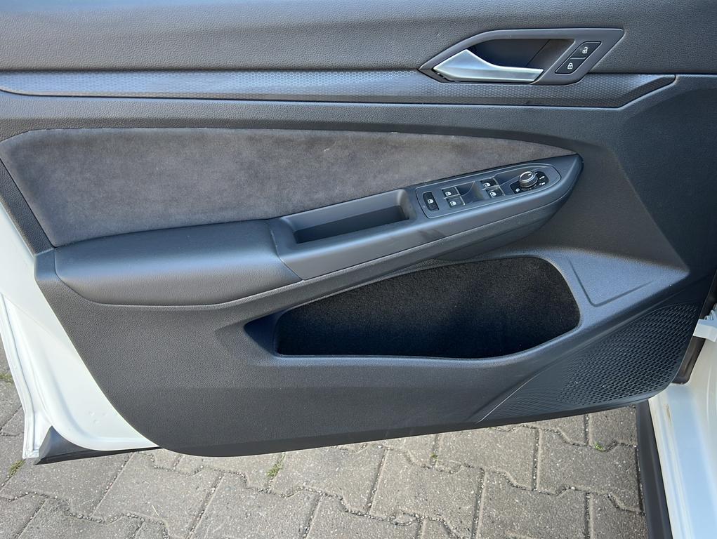 Volkswagen Golf 2024 г. Белый, пробег 19920 км