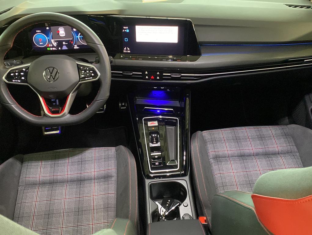 Volkswagen Golf 2024 г. Серый, пробег 8850 км