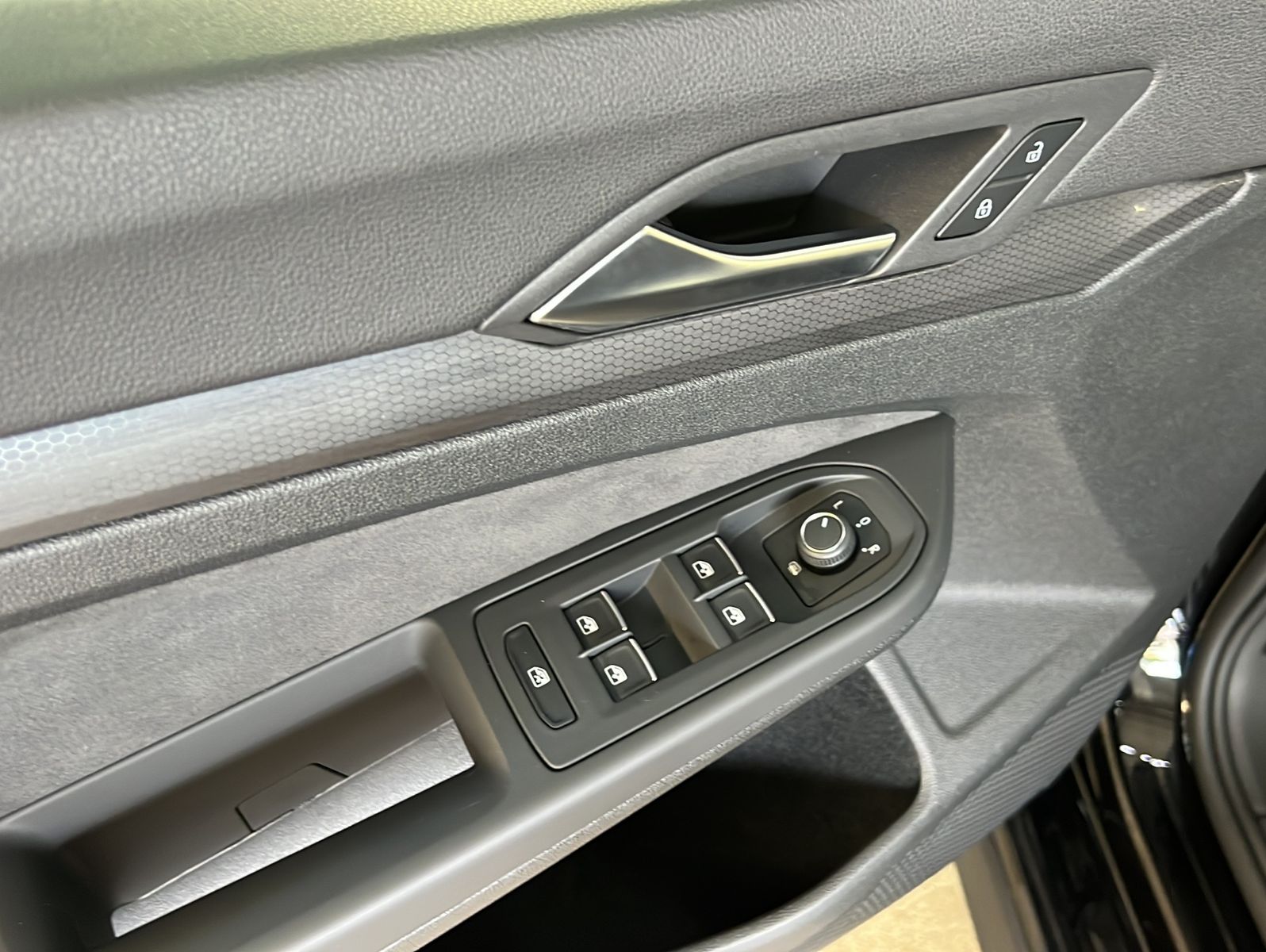Volkswagen Golf 2024 г. Чёрный, пробег 26842 км