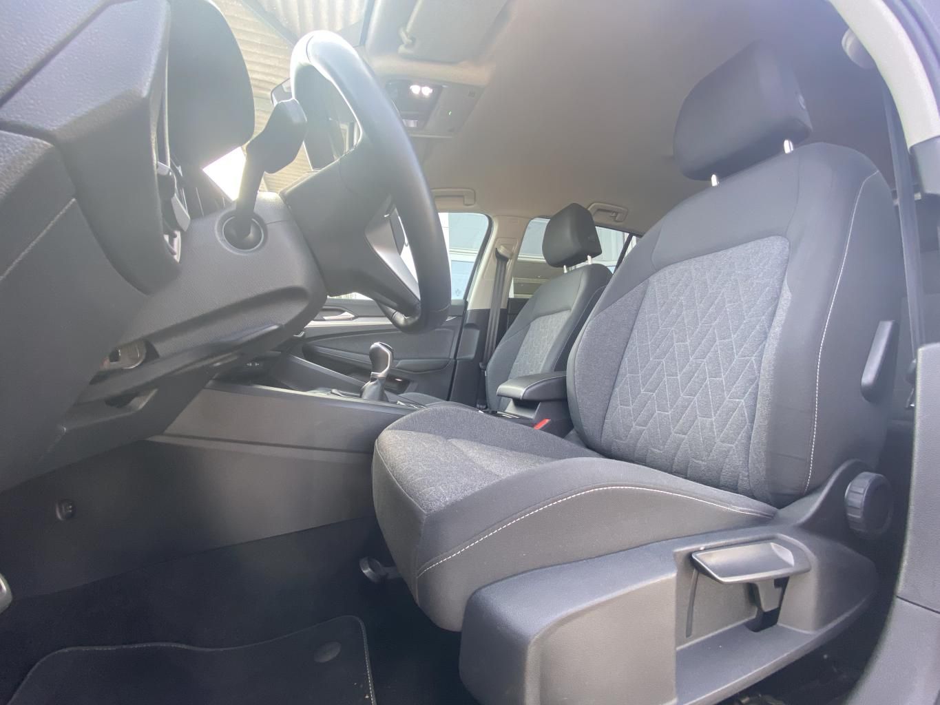 Volkswagen Golf 2023 г. Чёрный, пробег 28015 км