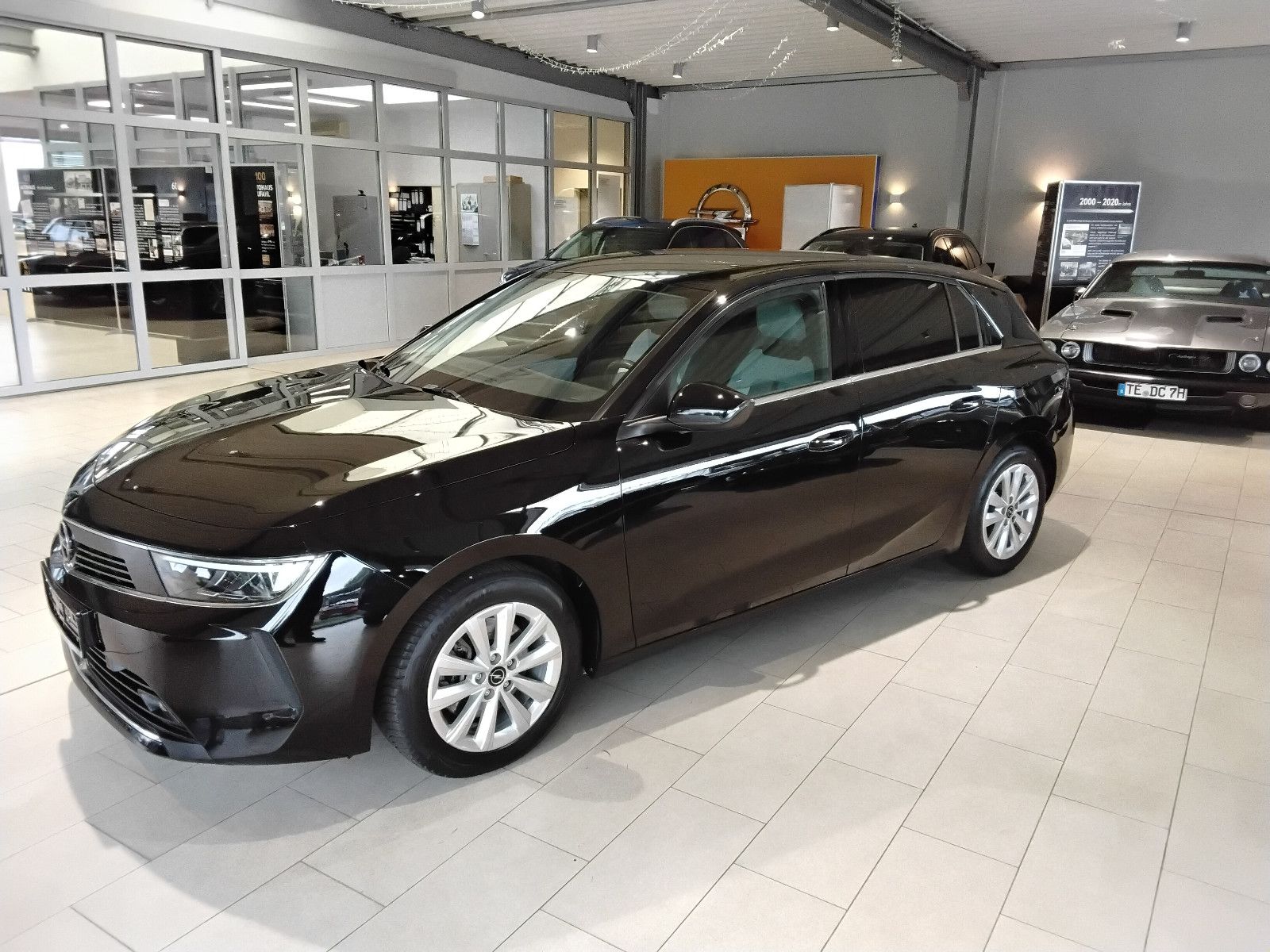Opel Astra 2023 г. Белый, пробег 55000 км