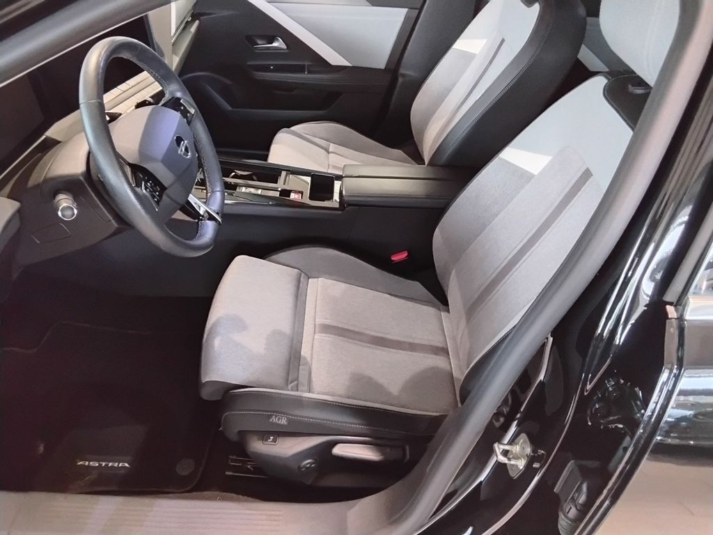 Opel Astra 2023 г. Белый, пробег 55000 км