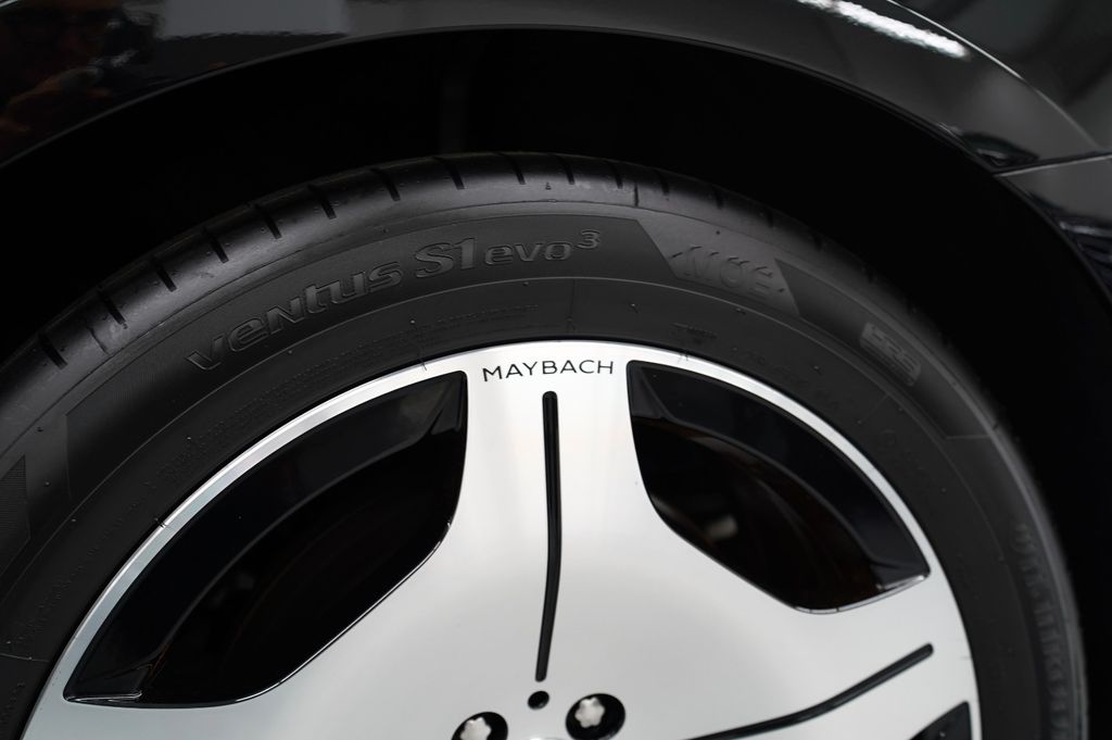 Maybach 5 Series 2025 г. Чёрный, пробег 15900 км