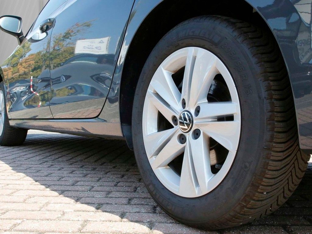 Volkswagen Golf 2025 г. Серый, пробег 27490 км