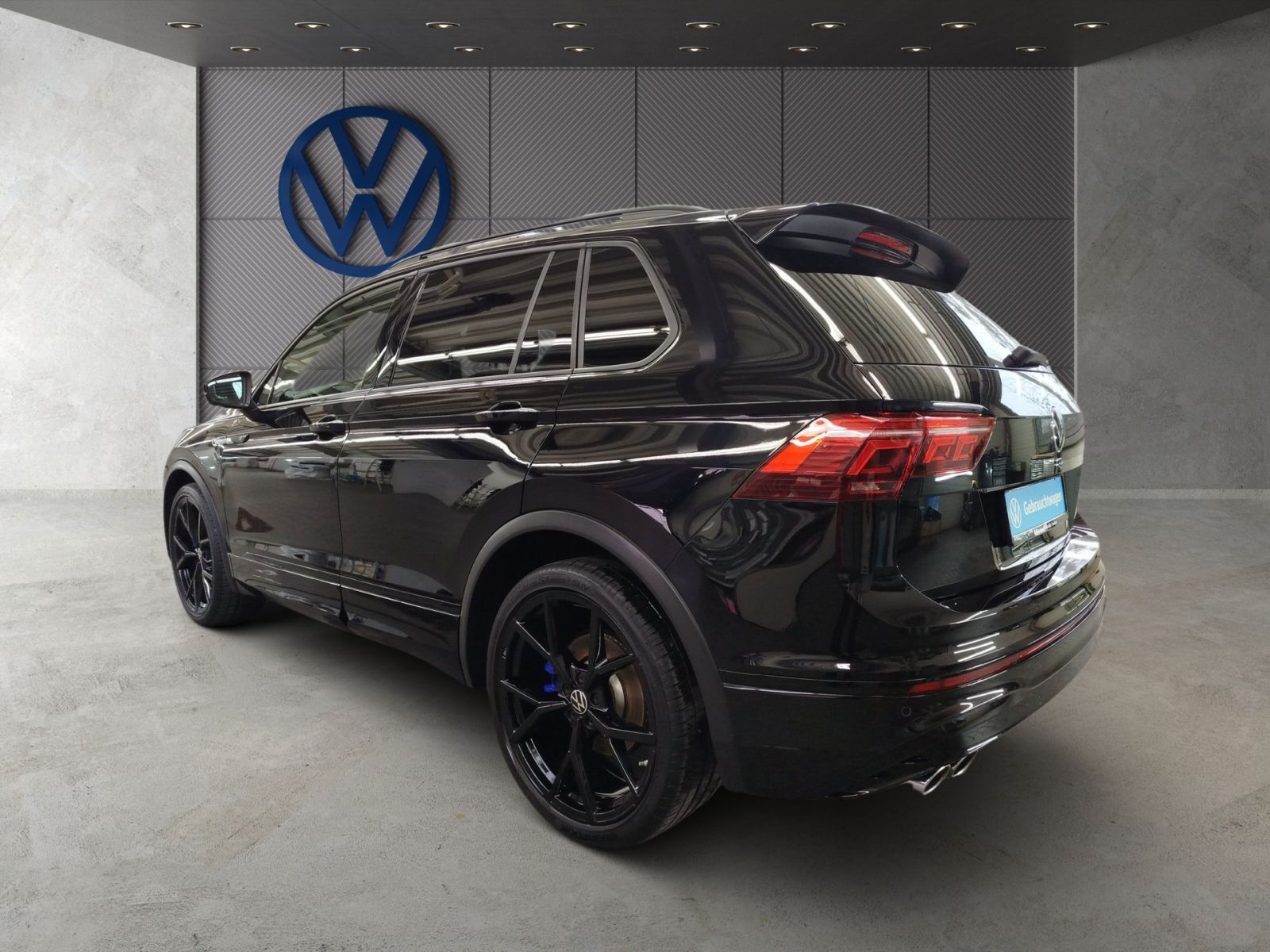 Volkswagen Tiguan 2023 г. Чёрный, пробег 21989 км
