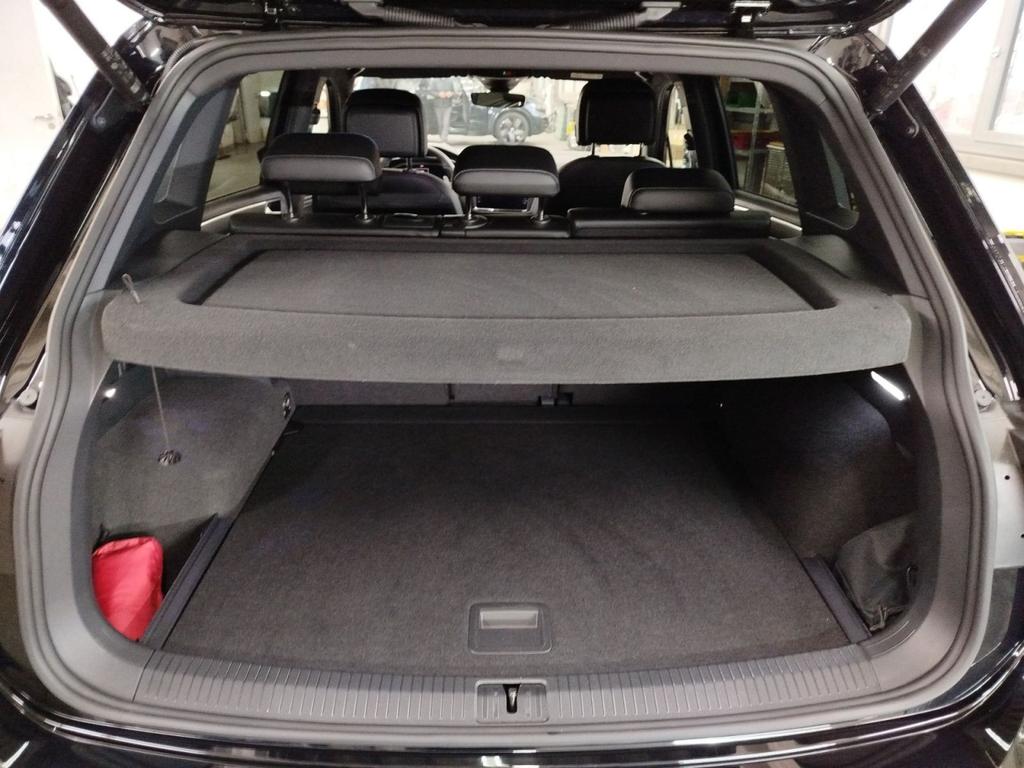 Volkswagen Tiguan 2023 г. Чёрный, пробег 21989 км