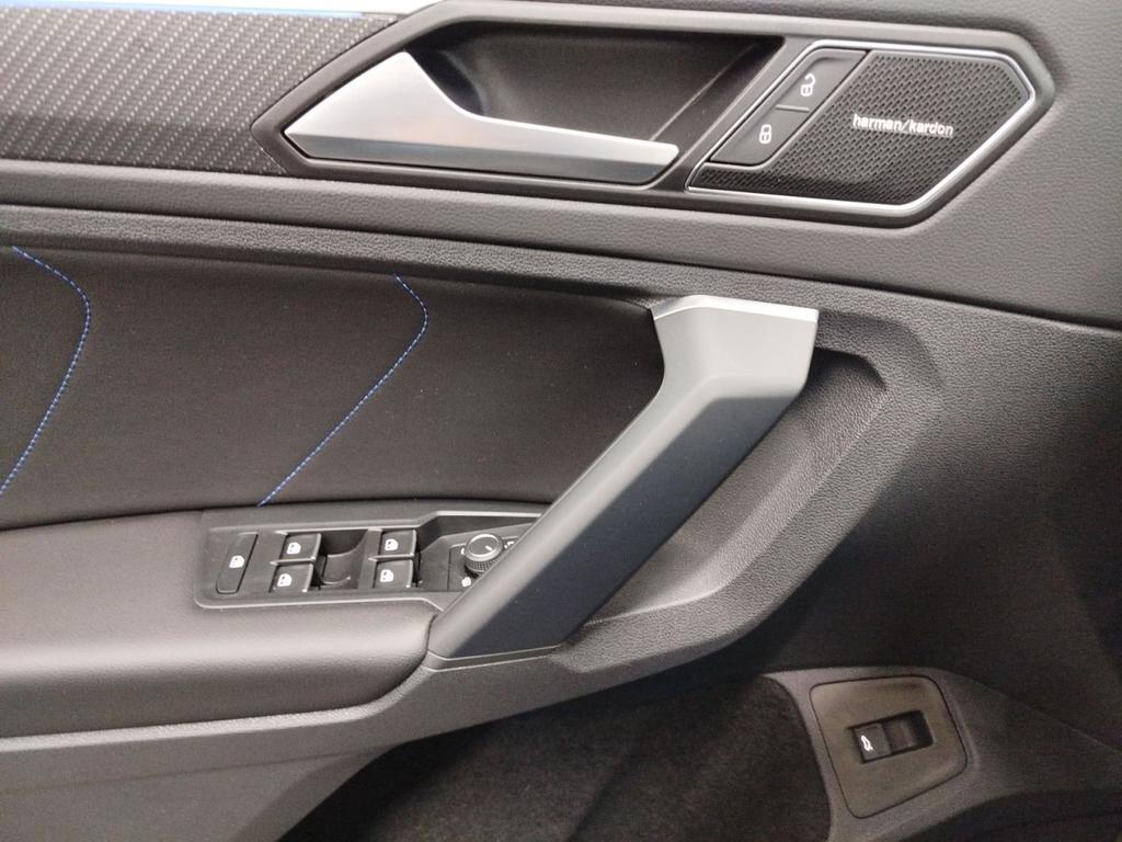 Volkswagen Tiguan 2023 г. Чёрный, пробег 21989 км